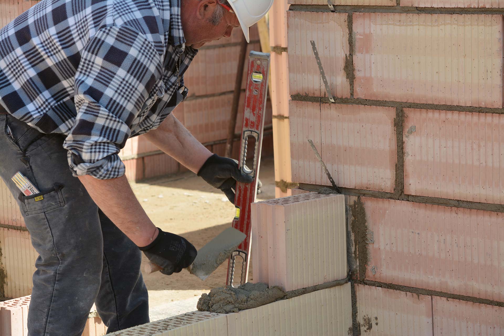 Maurer auf baustelle